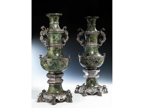 Paar russische Vasen des 19. Jahrhunderts geschnitzt in grünem Ural-Jaspis und verziert mit Silberbeschlägen